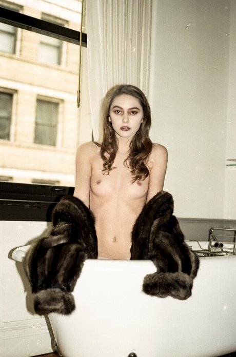 Tessas Ghost actrice hd img