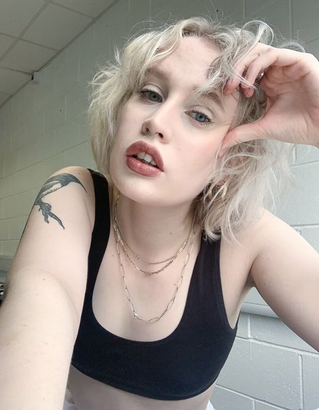 Lizzy Farrall étoile nue des photos