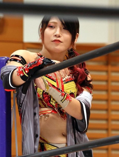 WomenJoshi actrice chaude img