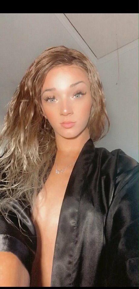 rousse tatouée onlyfans haut de gamme image