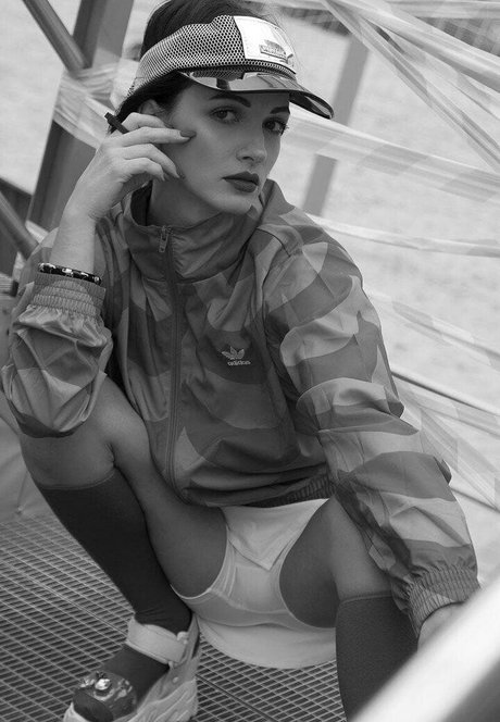 ébène maigre onlyfans très chaud images