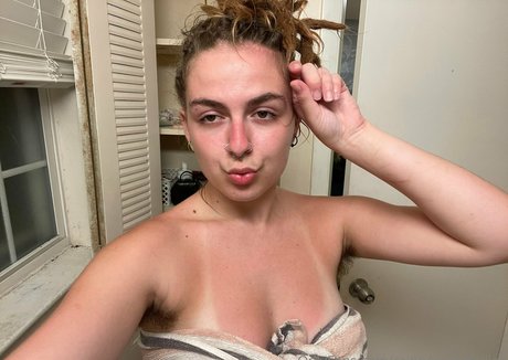 rainbowxhippiiiee actrice chaude des photos