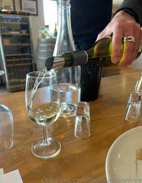 louisejensonfree étoile nue image