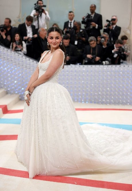 Alia Bhatt modèle pornographique galeries