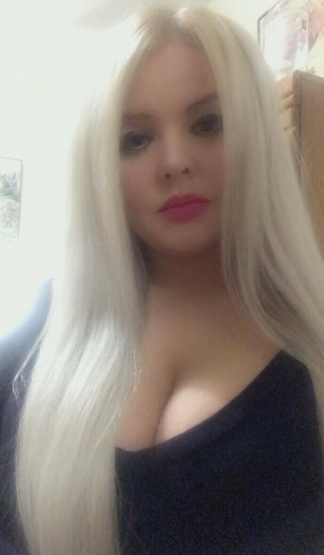 curvaceous barbie actrice nue des photos