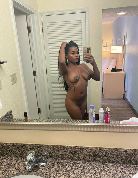 ébène courbée onlyfans adulte en haute qualité images