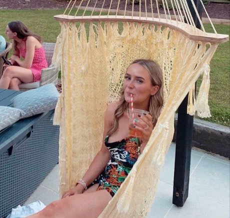 petits seins potelés onlyfans érotique gratuit img