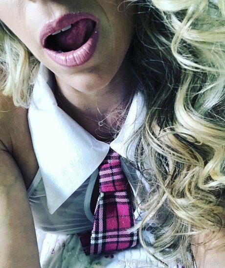 mzcourtneycummz actrice érotique img