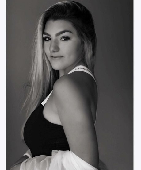 ébène courbée onlyfans sexy belle des photos