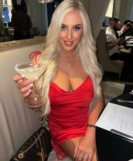 __ninaraee mannequin image