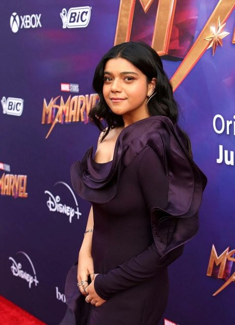 Iman Vellani haut étoile photos