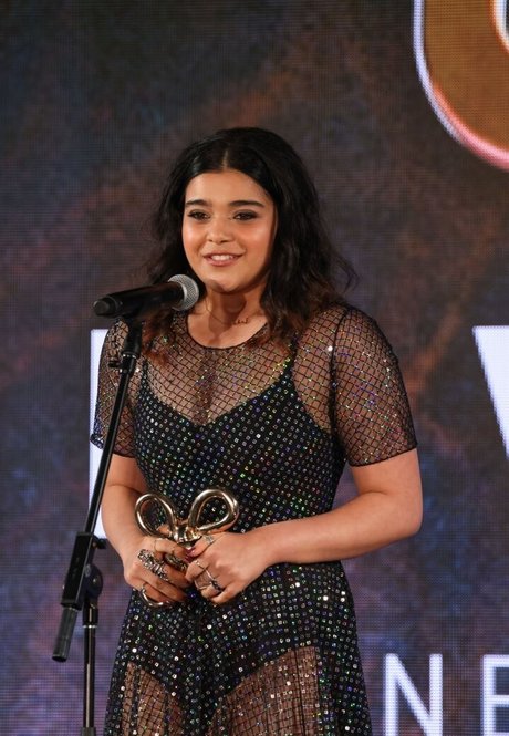 Iman Vellani star du porno sexy des photos