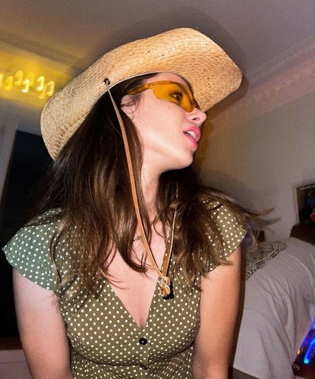 Poqssi modèle sexy des photos