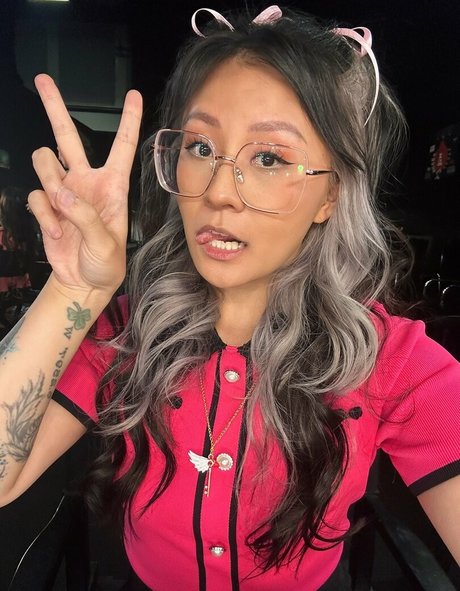 Yinsu Collins modèle sexy galeries