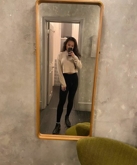 Yinsu Collins modèle adulte galeries