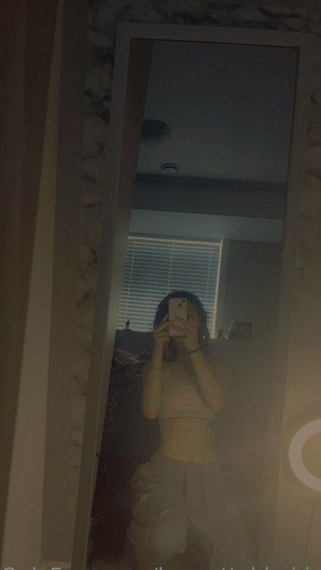 Brunettebhabie modèle érotique photos