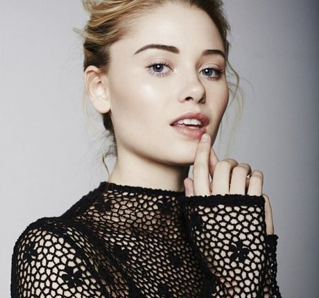 Virginia Gardner modèle exclusif photo