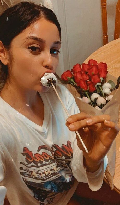 Yvette Monreal actrice libre image