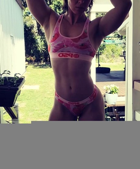 MissPeachyFit star érotique archive