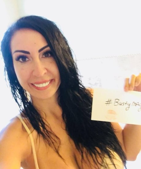 Busty Magazine haut modèle des photos