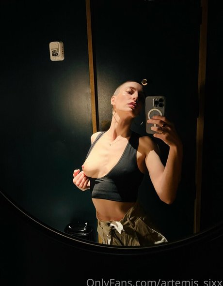 artemis sixx modèle porno image