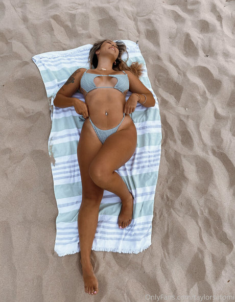 taylorsatomi modèle érotique galerie