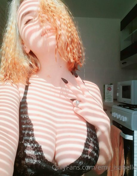 emy isabelle modèle nu galeries