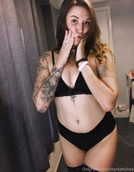 titsntattsfree actrice chaude des photos