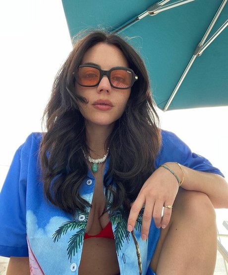 Adelaide Kane haut modèle image