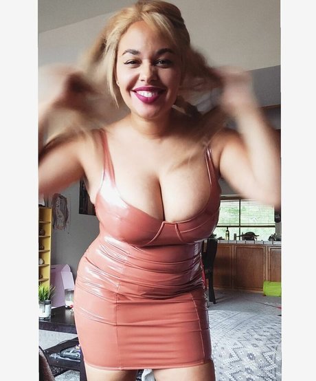 Sharlettewitch actrice chaude photos