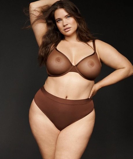 Tara Lynn modèle érotique archive