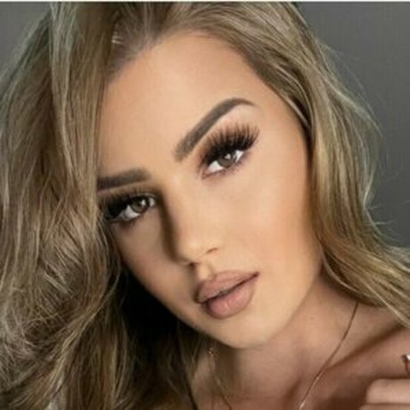 petits seins potelés onlyfans chaud et sexy photo