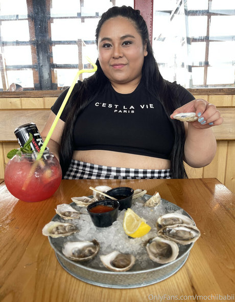 mochiibabii étoile nue photo