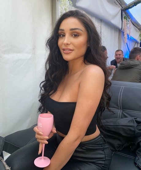 Coco Lodge modèle nu image