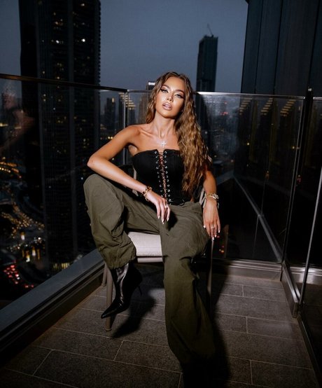 Nazarova Arina étoile nue images