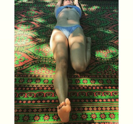 Demet Yoruc modèle porno galerie