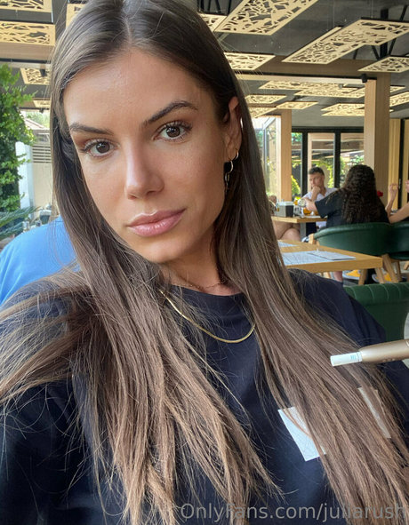 Julia Rush nus étoiles image