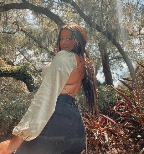 Carol Chaves modèle nu des photos