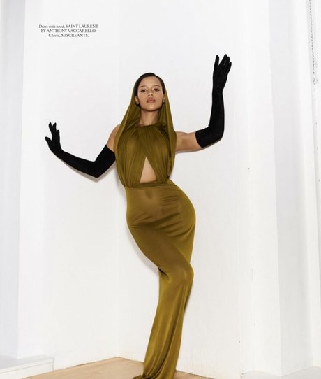 Taylor Russell star pornographique photo