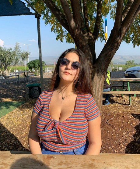 Noam L modèle xxx des photos