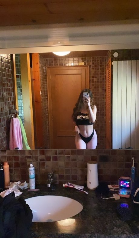 Abbyimu modèle nu des photos