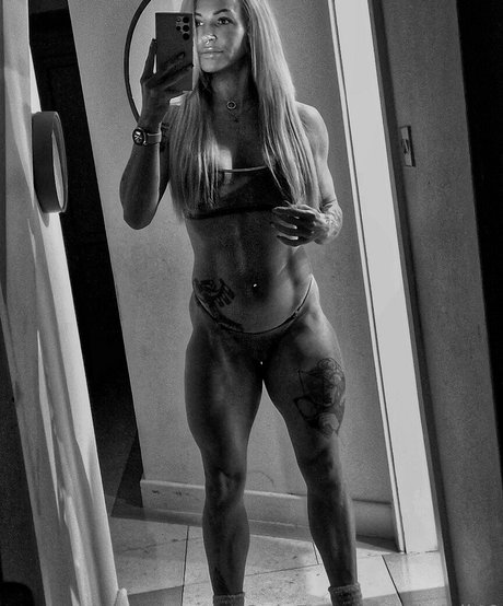 fitdoll40 belle actrice des photos