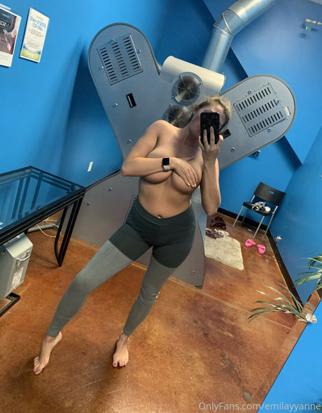 Emilayyy Babayy star du porno sexy img