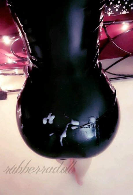 Rubberragdoll modèle joli des photos