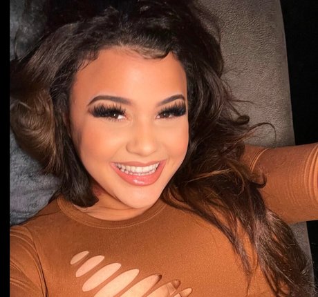 Nightly Nessa star du porno adulte photo