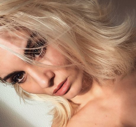 Natasha Thomsen art star du porno image