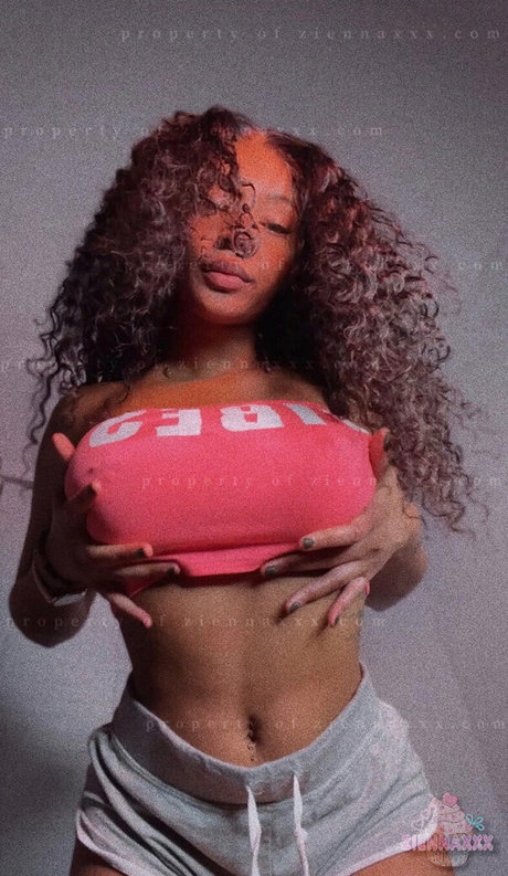 Ziennaxxx actrice érotique photos