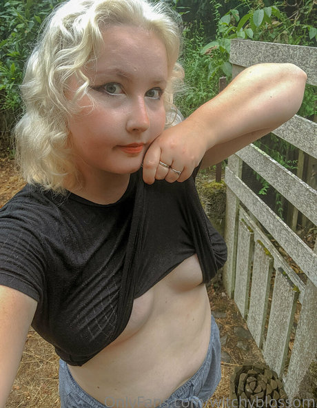 witchyblossom étoile érotique photo