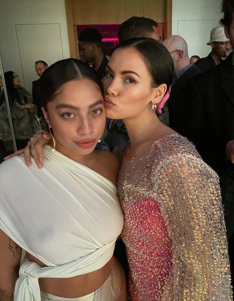 Kiana Lede haut modèle photo