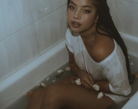 Kiana Lede étoile sexy photos